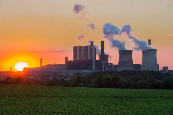 Widokiem na zachód słońca w elektrowni opalanych węglem w Niemczech — Zdjęcie stockowe