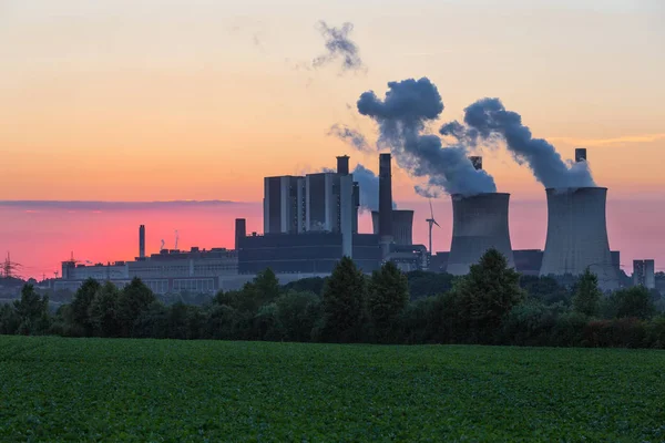 Vista sul tramonto presso la centrale elettrica a carbone in Germania — Foto Stock