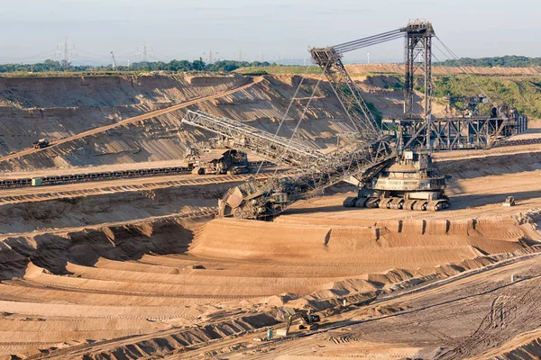 Brunkolslandskap med grävmaskin i Tyskland — Stockfoto