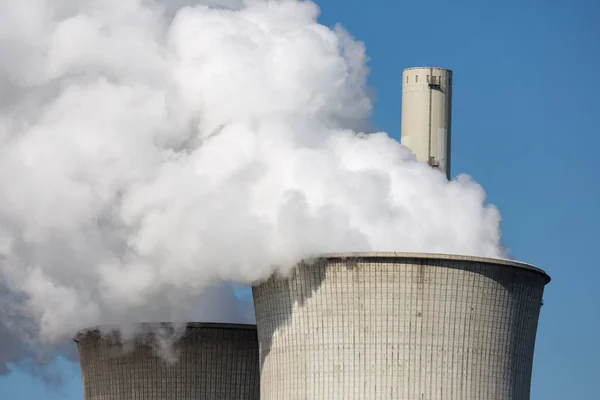 Охлаждающие башни и дымовые трубы угольной электростанции в Германии — стоковое фото