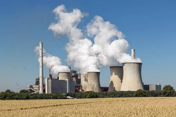 Uhelná elektrárna v blízkosti dolu Garzweiler v Německu — Stock fotografie