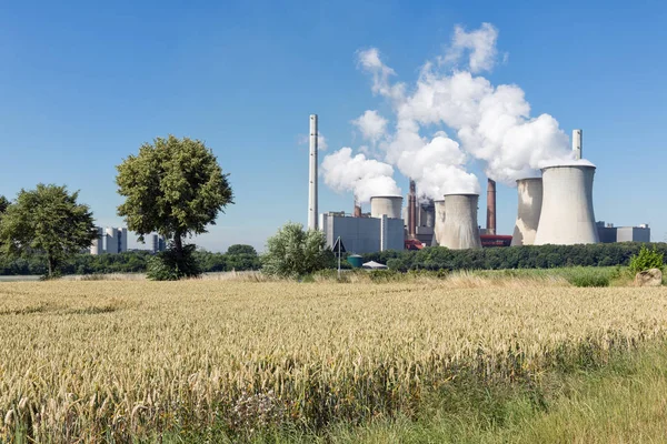 Almanya 'da Garzweiler' da linyit madeni yakınında kömür yakıtlı elektrik santrali — Stok fotoğraf