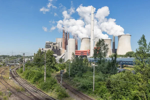 Centrale elettrica tedesca a carbone con binari ferroviari vicino alla miniera di Garzweiler — Foto Stock