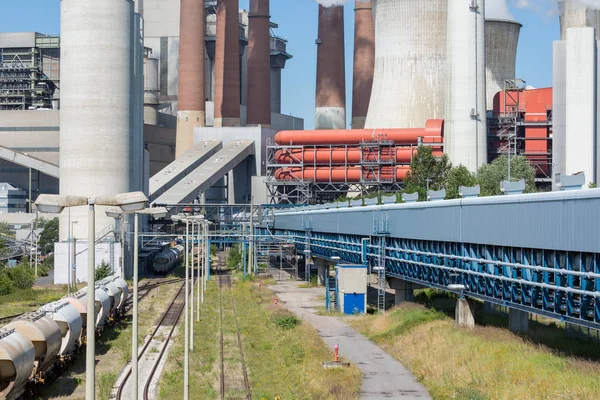 Torres de arrefecimento e chaminés usina a carvão na Alemanha — Fotografia de Stock