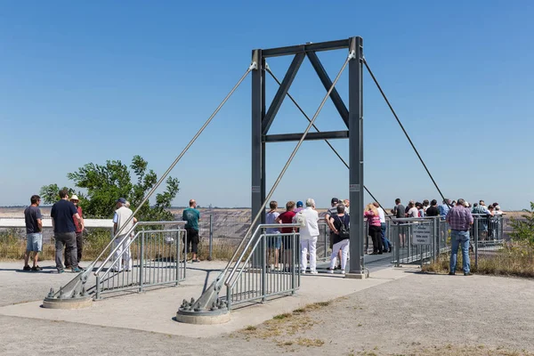 Людей, які відвідують точки зору зі скляною спорудою skywalk в Garzweiler вугілля Шахта Німеччини — стокове фото