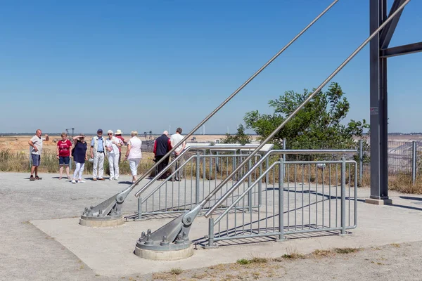 Mensen bezoeken gezichtspunt met skywalk op Garzweiler-bruinkool mijne Duitsland — Stockfoto
