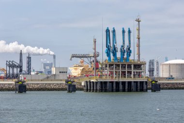 LNG terminal aktarma Harbor Rotterdam, Avrupa'nın en büyük limanı