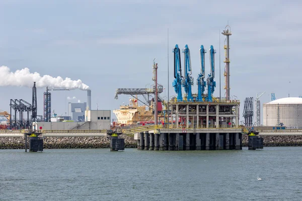 Terminal de transbordo de GNL en el puerto de Rotterdam, el mayor puerto marítimo de Europa — Foto de Stock