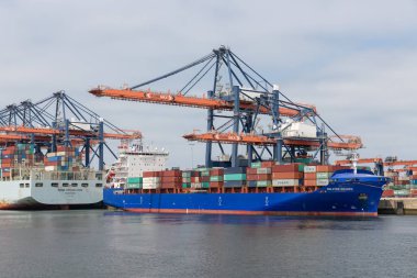 Rotterdam kargo gemileri ile konteyner terminali Hollandalı limanında demirlemiş