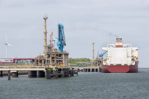 Gas transshipment terminal in harbor Rotterdam, biggest seaport of Europe — Stock Photo, Image