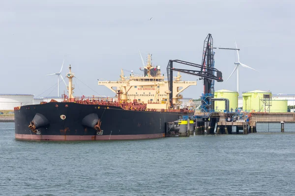 Olietanker in de Nederlandse haven van Rotterdam, de grootste havenstad van Europa — Stockfoto