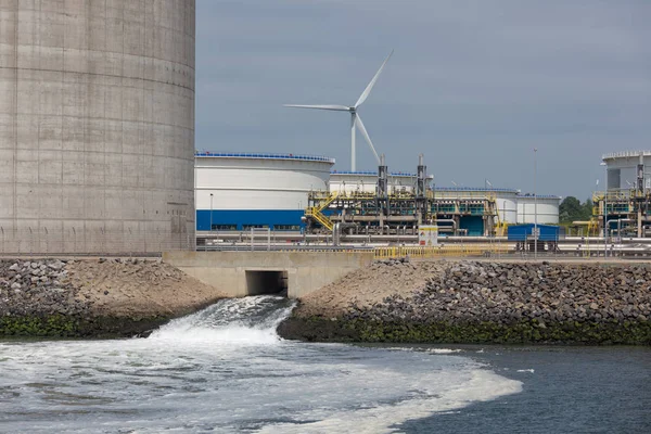 Descarga de águas residuais perto de tanques de armazenamento de petróleo porto holandês Rotaram — Fotografia de Stock