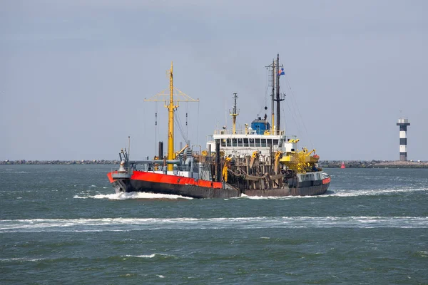 Barco de dragado en el puerto holandés Rotterdam, el mayor puerto marítimo de Europa —  Fotos de Stock