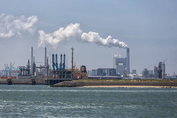 Terminal de petróleo y central eléctrica en el puerto holandés Rotterdam — Foto de Stock