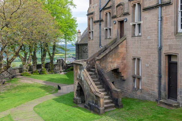 Courtyard skót Stirling Castle, a fák és a régi középkori lépcső — Stock Fotó