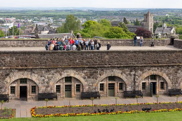 Führung mit unbekannten Touristen zu Stirnburg in Schottland — Stockfoto