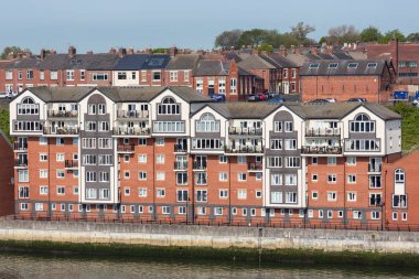 Boyunca nehir Tyne Newcastle, İngiltere'de modern ve yeni evleri