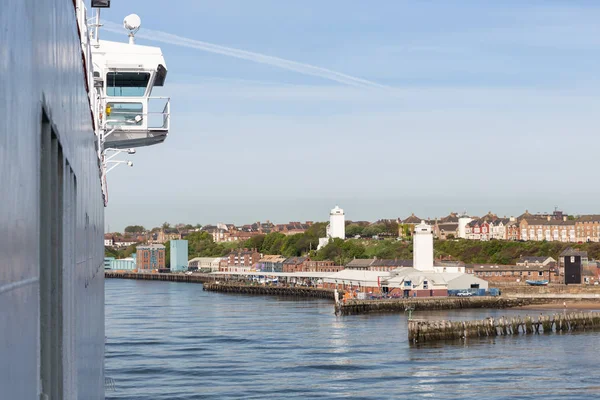 Ferry from IJmuiden in the Netherlands arriving in Newcastle harbor — Stock Photo, Image