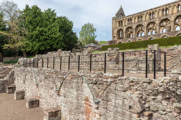 Blick auf die Ruinen der Abtei von Jedburgh in schottischen Grenzen. — Stockfoto
