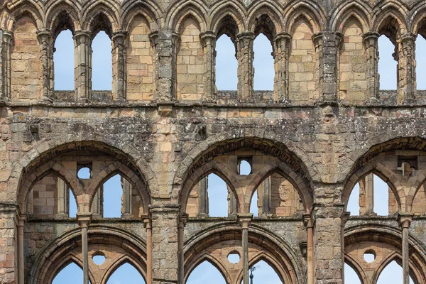 View at wall with arches ruins Jedburgh abbey Scottish borders. — Stock Photo, Image