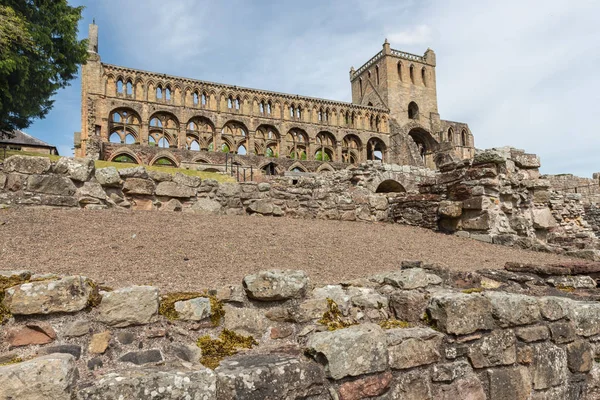 Blick auf die Ruinen der Abtei von Jedburgh in schottischen Grenzen. — Stockfoto