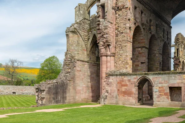 Veduta sulle rovine dell'abbazia di Melrose ai confini scozzesi . — Foto Stock