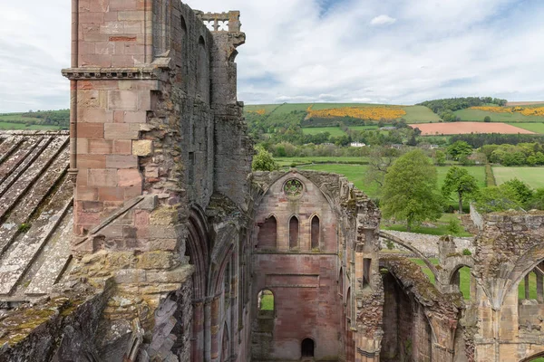 Vue aérienne depuis les ruines de l'abbaye de Melrose jusqu'aux frontières écossaises — Photo