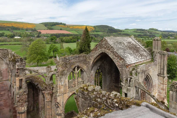 Widok z lotu ptaka z ruin opactwa Melrose do Scottish borders — Zdjęcie stockowe