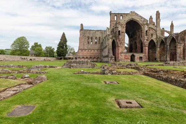 Vista en las ruinas de la abadía de Melrose en las fronteras escocesas . — Foto de Stock