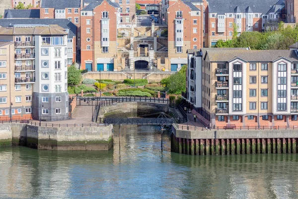 Scheepswerf in gerenoveerde woonwijk van Newcastle langs de Tyne rivier — Stockfoto