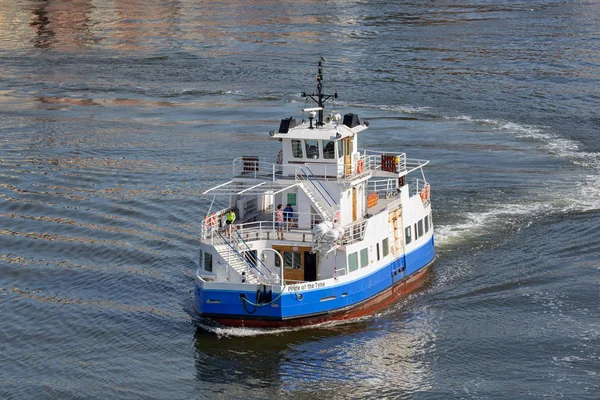Kleine Fähre mit Passagieren überquert Fluss tyne im Hafen von Newcastle — Stockfoto