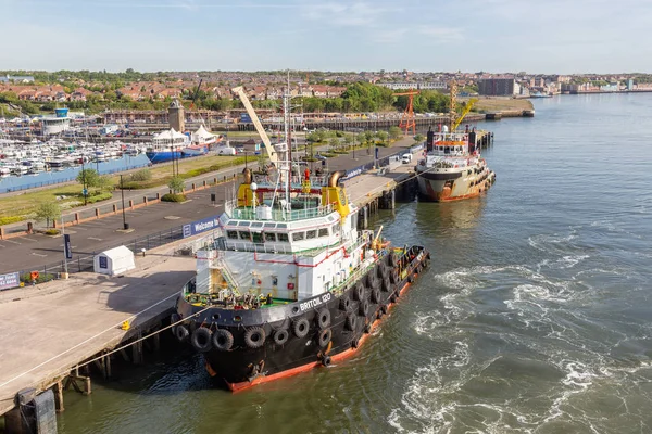 HavneNewcastle langs elven Tyne med flere fortøyde skip – stockfoto