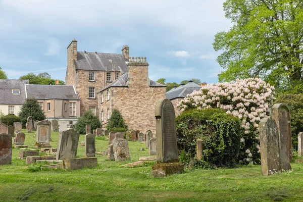 Kerkhof rond de ruïnes van Jedburgh abbey in Scottish borders — Stockfoto