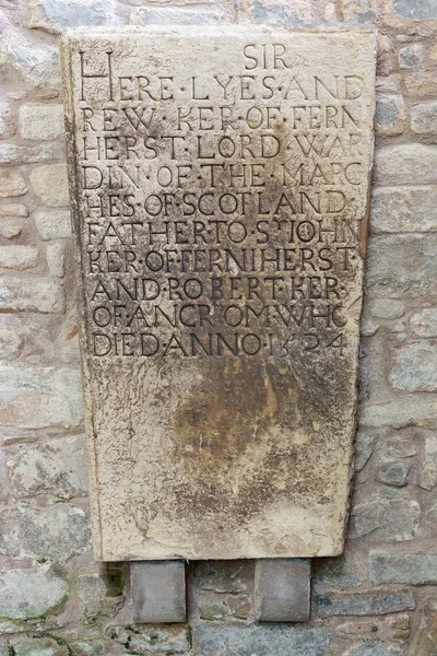 Tombstone near ruins of Jedburgh Abbey in Scottish borders — Stock Photo, Image