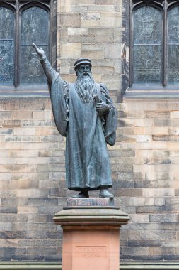 Heykel John Knox yakınındaki Edinburgh Üniversitesi, İskoçya