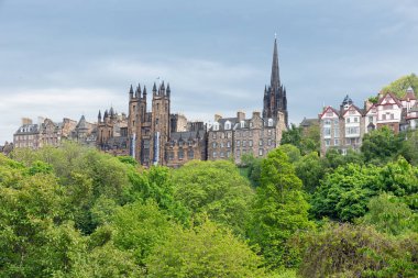 Cityscape İskoç Princes Street Gardens görülen Edinburgh