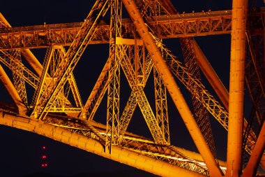 Akşam görünümü Firth of Forth İskoçya'da köprüden vb