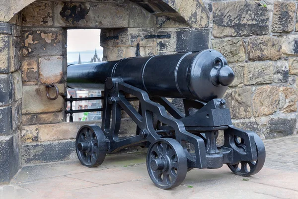 Vecchio cannone medievale al Castello di Edimburgo, Scozia — Foto Stock