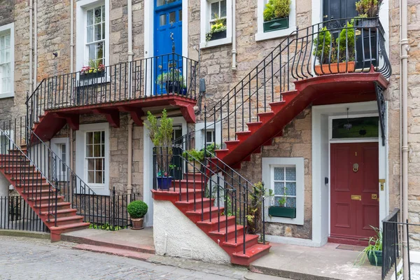 Gevel van residentiële huizen met twee verdiepingen en een trap — Stockfoto