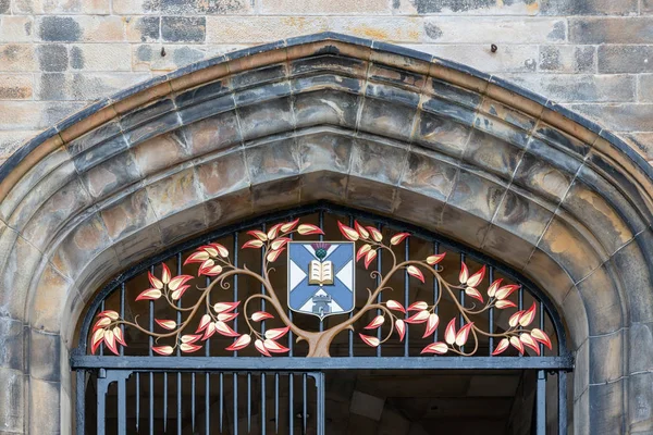 Gevel en ingang van het nieuwe College Universiteit van Edinburgh — Stockfoto