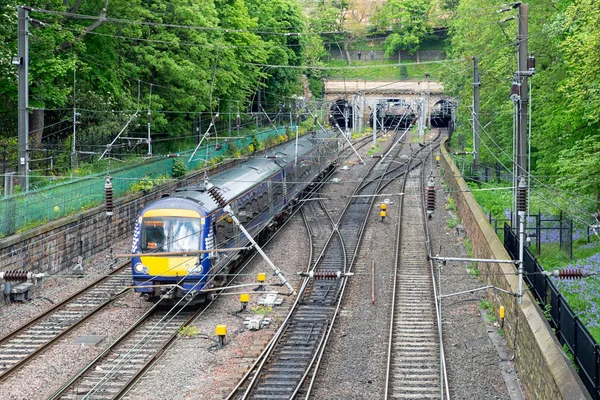 Train approaching Waverley station in Edinburgh, Scotland — Stock Photo, Image