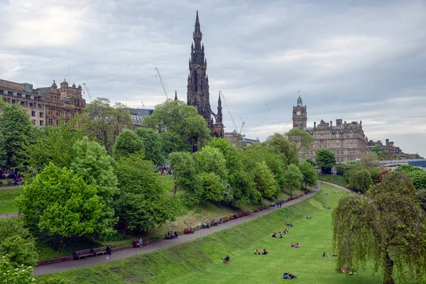 Princes Street Gardens Edimburgo scozzese con vista sul monumento Scott — Foto Stock
