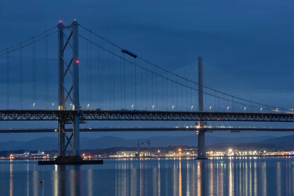 Silniční mosty přes Firth of Forth nedaleko Queensferry ve Skotsku — Stock fotografie