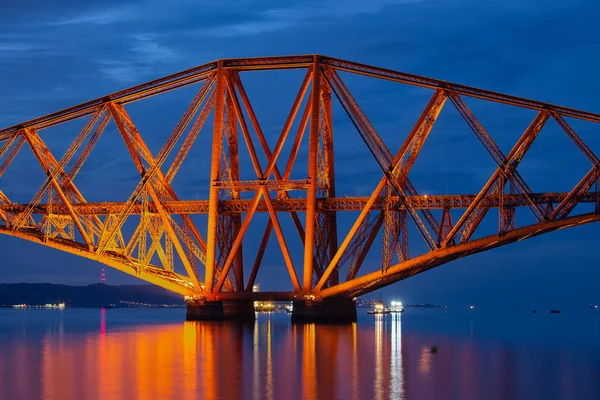 Vista noturna Forth Bridge sobre Firth of Forth, na Escócia — Fotografia de Stock