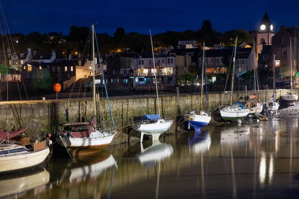 Harbor Queensferry por la noche cerca de Forth Bridge Edimburgo, Escocia — Foto de Stock