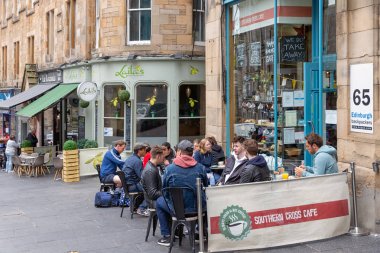 Tren İstasyonu Edinburgh Waverley yakınındaki Teras kafede oturan insanlar