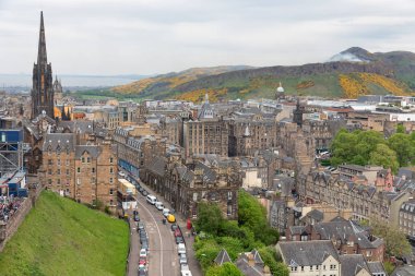 Cityscape Edinburgh Giles Katedrali ve Arthurs koltuk göz ile