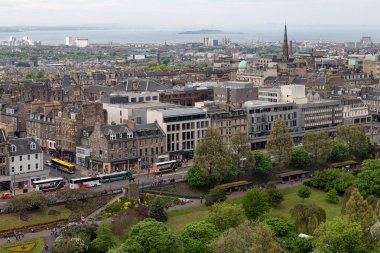 Princes Street bahçeli Cityscape Edinburgh Kalesi: havadan görünümü