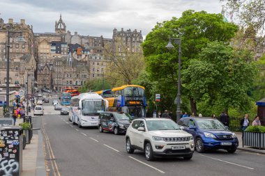 Sokak arabalar ve yayalar ile Edinburgh Waverley Station yakınındaki bir manzara