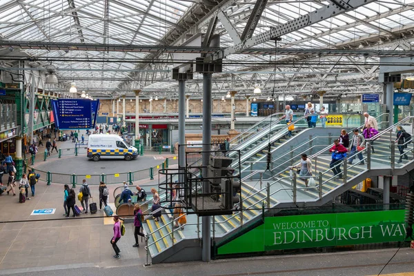 Concourse Waverley Station met reizigers die aankomen en vertrekken met de trein — Stockfoto